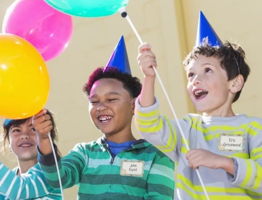 enfants portant des badges autocollants personnalisés lors d'un anniversaire
