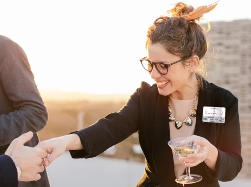 femme portant un badge autocollant personnalisé lors d'un mariage