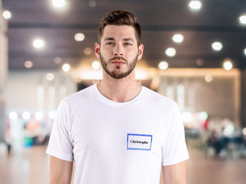 homme portant un badge autocollant personnalisé
