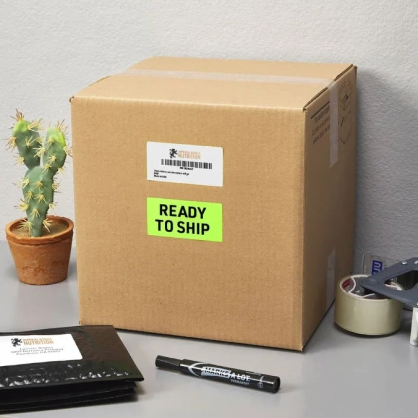Etiquette collée sur un emballage carton