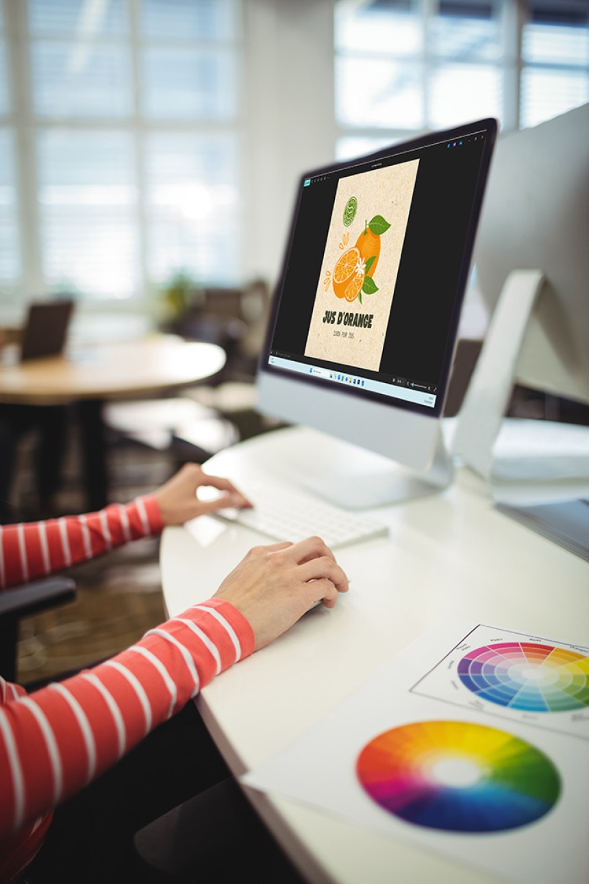 Graphiste en train de créer un design d'étiquette