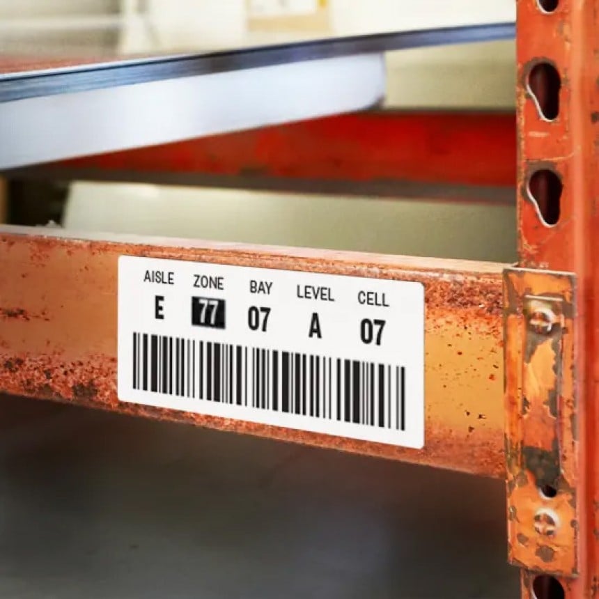 Etiquette code-barre collée sur le racking d'un entrepôt