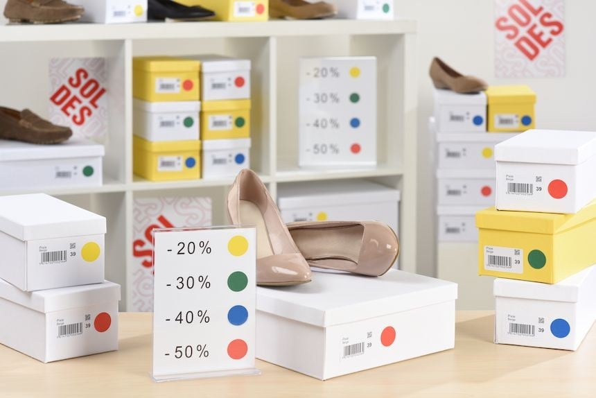 Pastilles de couleur pour les soldes dans un magasin de chaussures