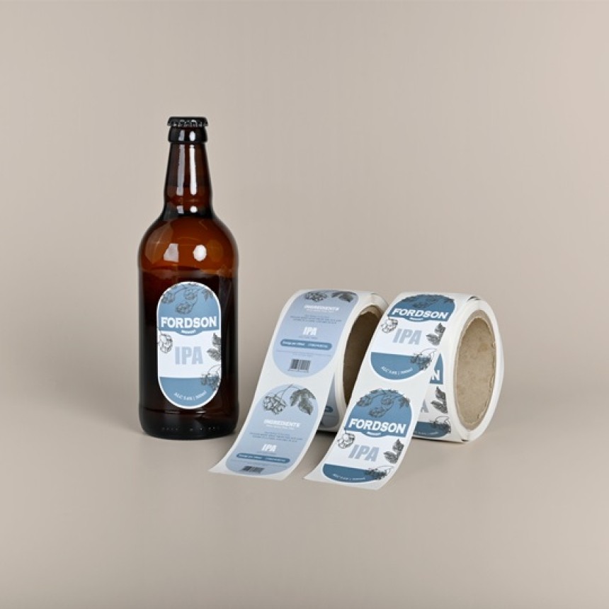 Etiquettes personnalisées en papier à base de chanvre montrées sur une bière et en rouleau