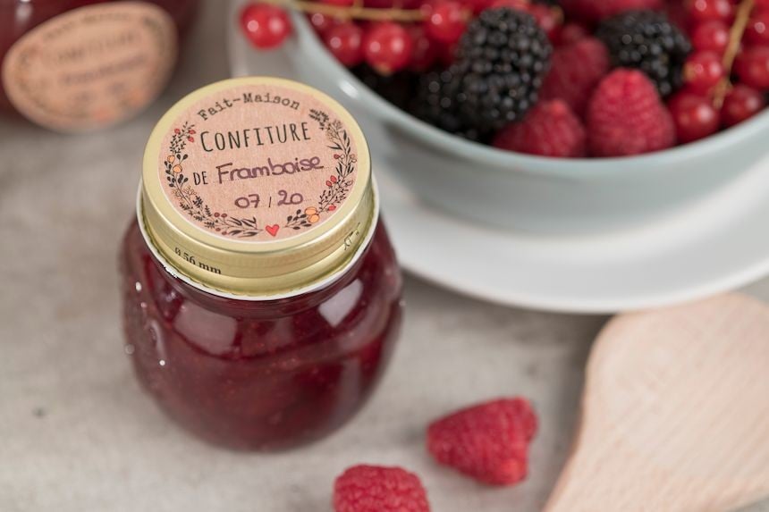 Etiquettes confiture maison collée sur le couvercle d'un pot de confiture