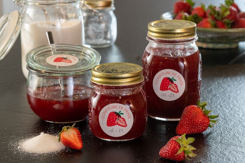 Etiquettes confiture de fraise collées sur des pots à confiture