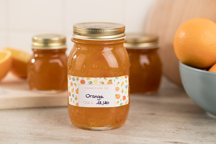 Etiquette confiture de fruits jaunes collée sur un grand pot à confiture