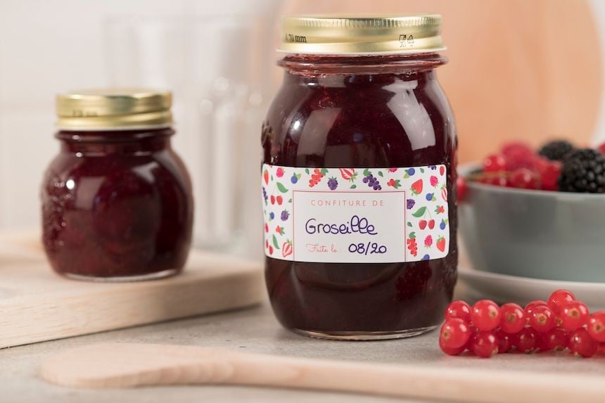 Etiquette confiture de fruits rouges collée sur un grand pot à confiture