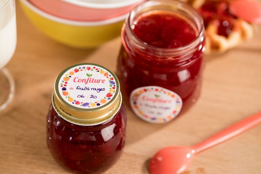 Etiquettes confiture avec des petits dessins de fruits, collées sur des pots à confiture