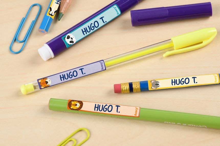 Etiquettes stylos motifs animaux collées sur des stylos, crayons et feutres
