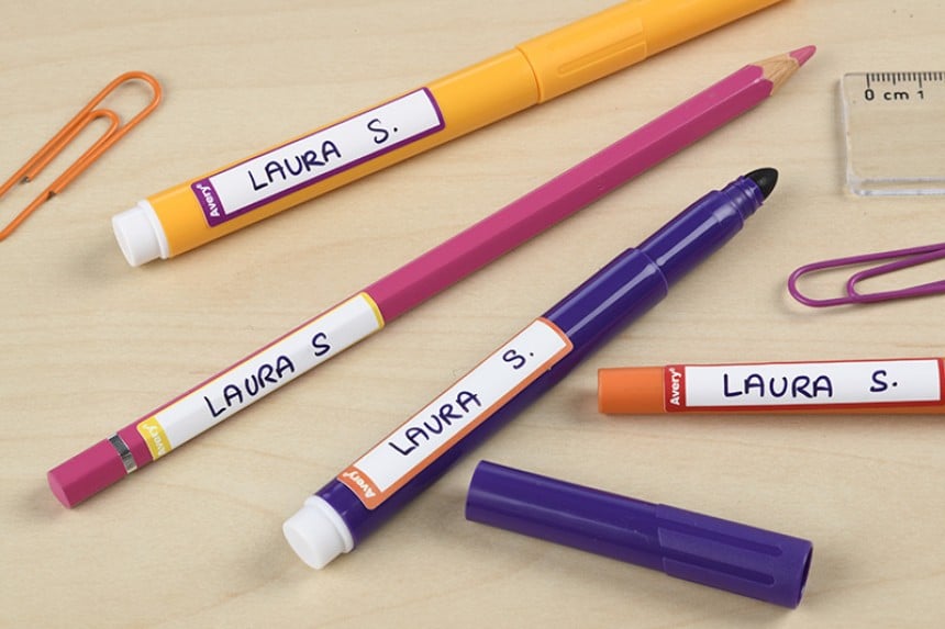Etiquettes stylos jaunes, oranges, rouges et violettes collées sur des stylos, crayons et feutres