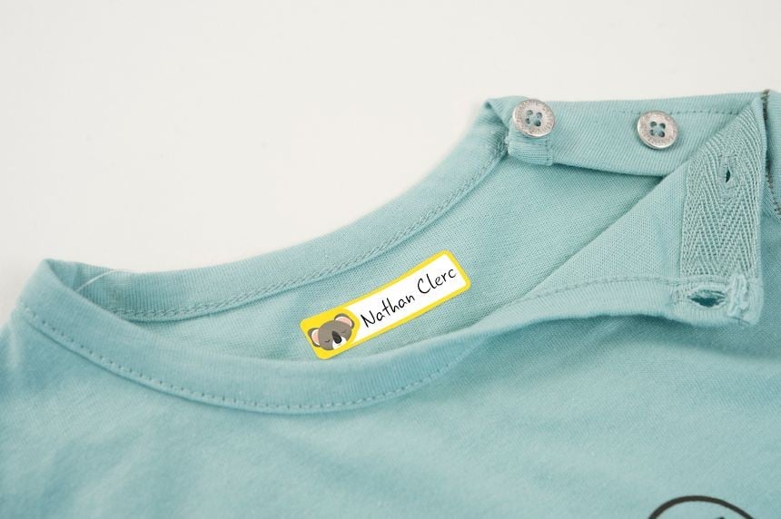 Etiquette vêtement autocollante motif animaux collée sur un t-shirt bleu