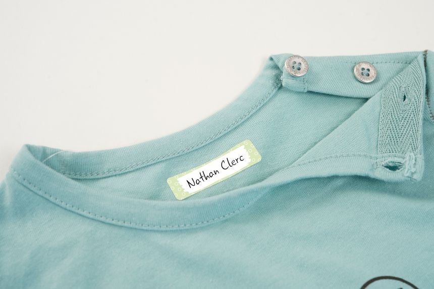 Etiquette vêtement autocollante motif pastel collée sur un t-shirt bleu