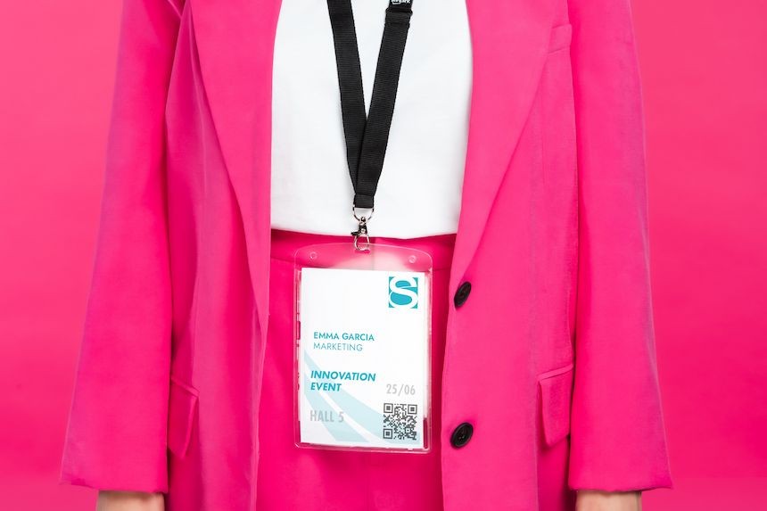 Personne portant un badge évènementiel format A6 avec un tour de cou noir