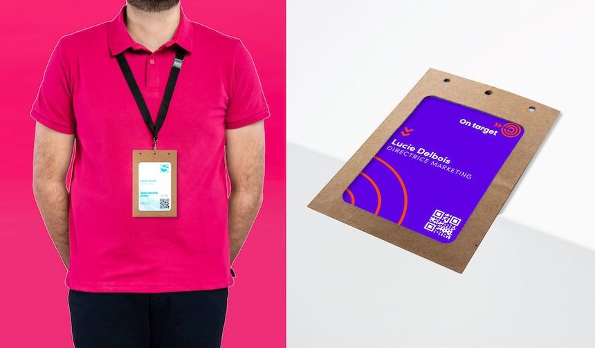 Pochette porte-badge en carton montrée seule et portée