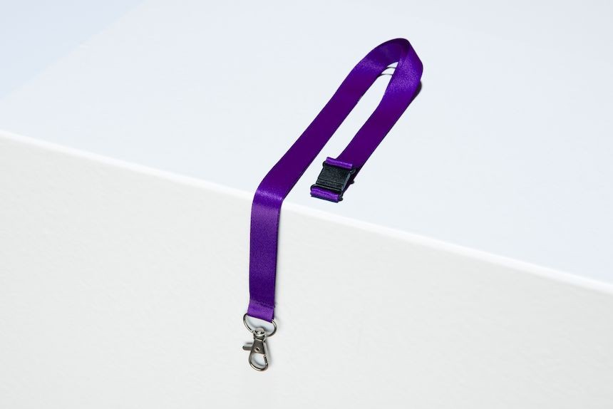 Tour de cou violet pour porte-badge avec mousqueton en métal et clip de sécurité