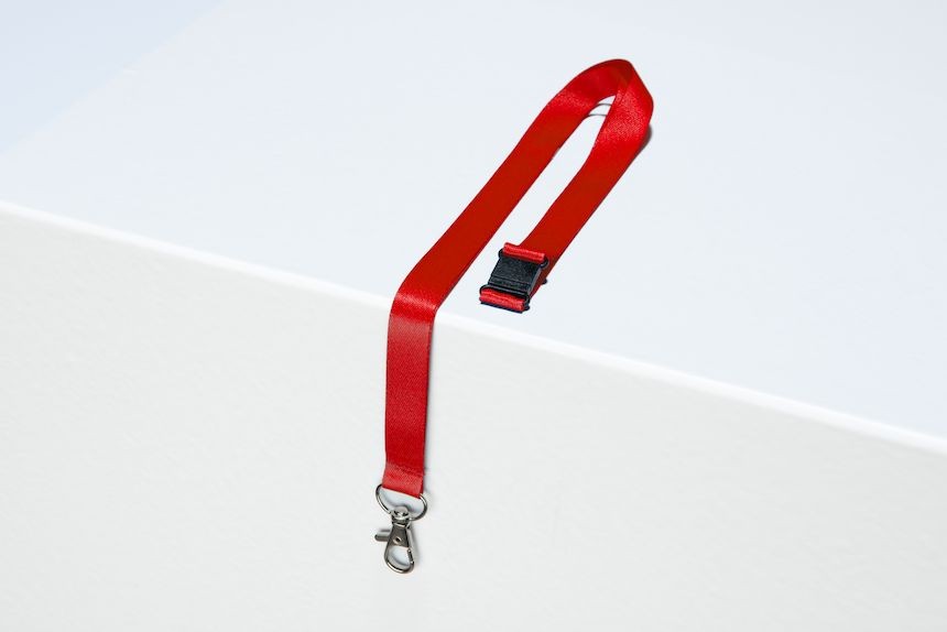 Tour de cou rouge pour porte-badge avec mousqueton en métal et clip de sécurité