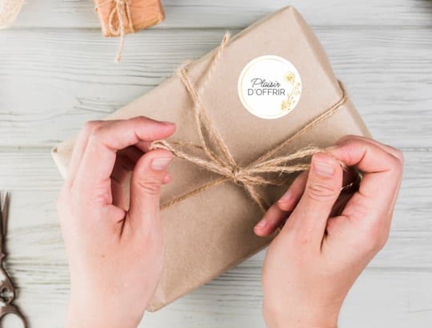 étiquettes plaisir d'offrir rondes collées sur un paquet cadeau