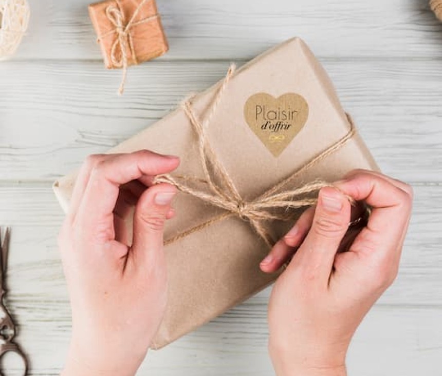 étiquette plaisir d'offrir coeur couleur kraft collée sur une paquet cadeau