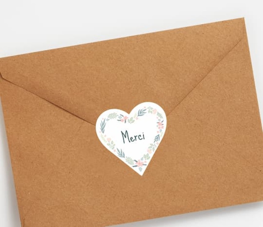 sticker merci en forme de coeur pour sceller une enveloppe