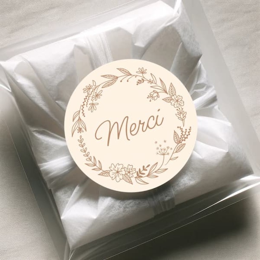 étiquettes mariage et baptême merci collée sur un cadeau
