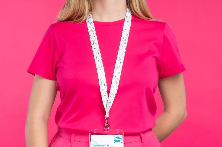 Femme portant un tour de cou floral avec un badge