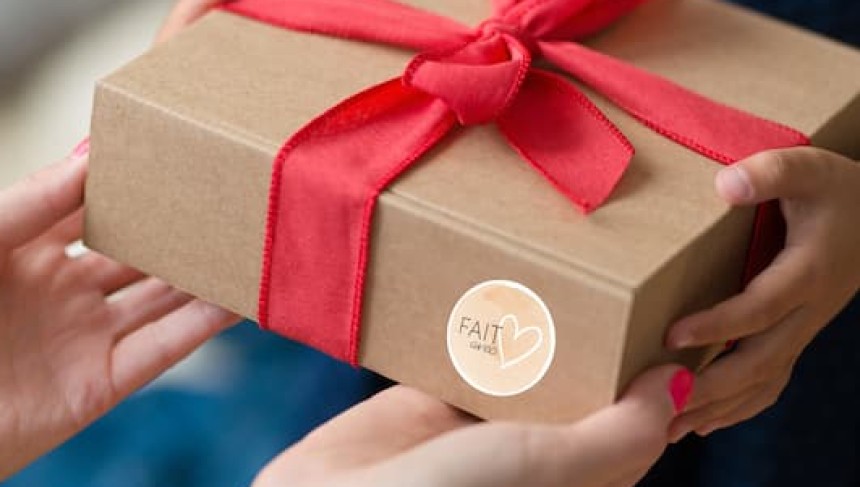 étiquette fait avec amour collée sur un paquet cadeau