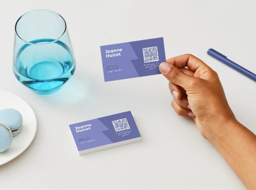 Main tenant une carte de visite personnalisée avec un design bleu