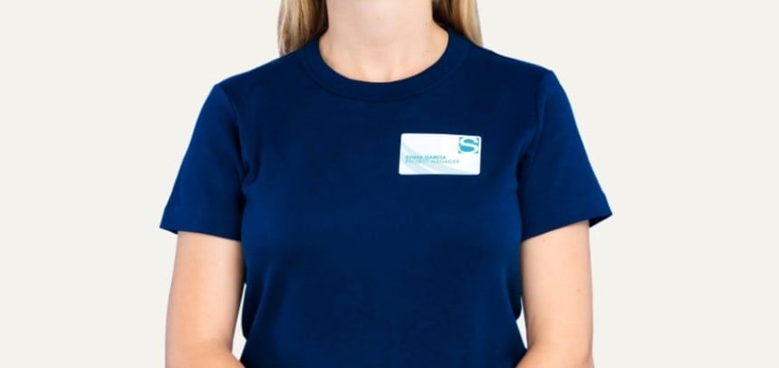 femme portant un badge autocollant personnalisé