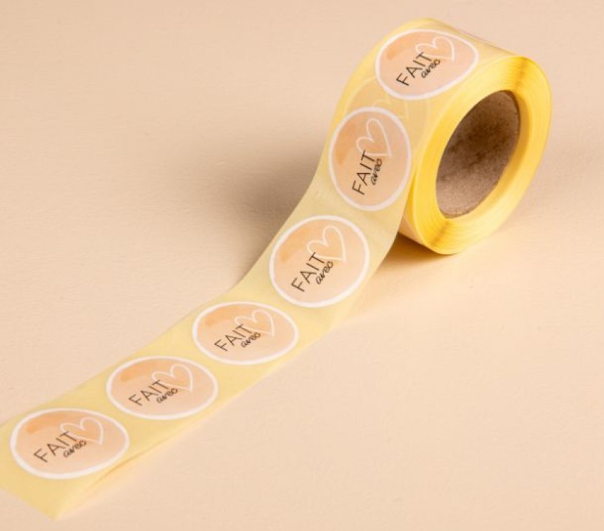 Rouleau de 500 étiquettes avec design "Fait avec amour"