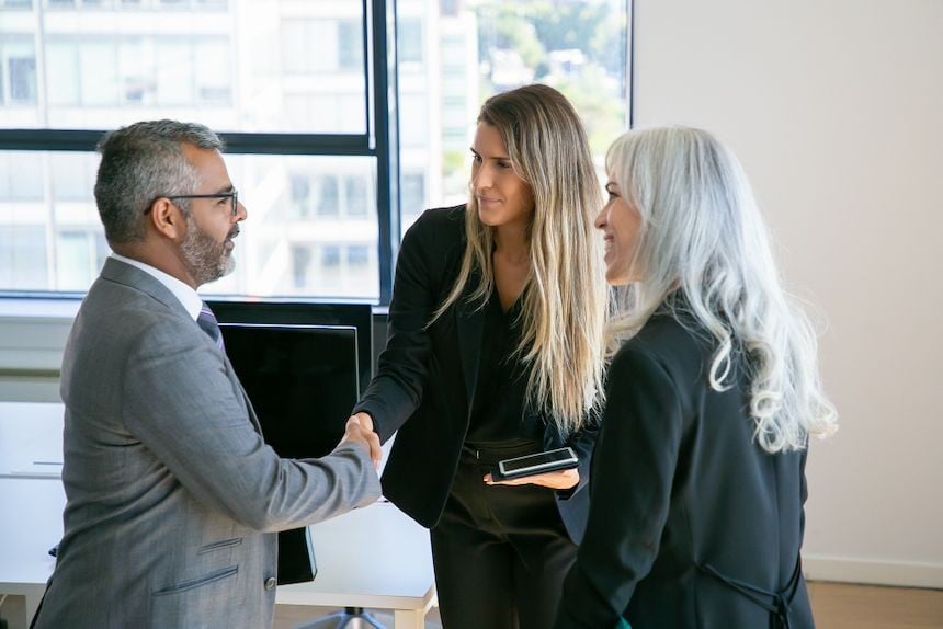 3 personnes ayant des interactions professionnelles
