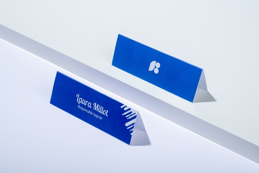 Chevalets porte-noms de taille moyenne imprimés avec un design bleu