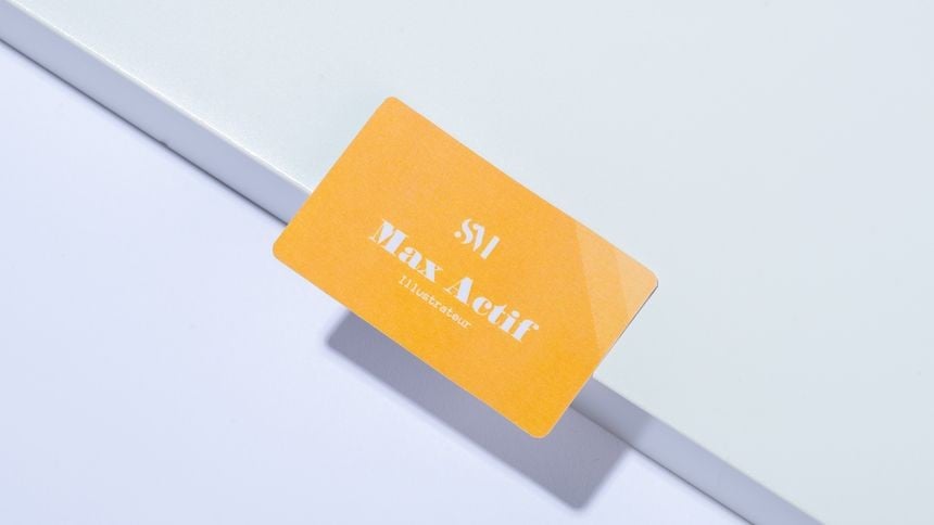 Badge autocollant personnalisé avec un design orange