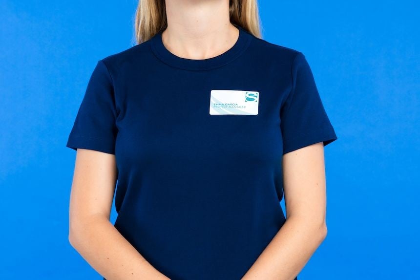Badge autocollant collé sur le t-shirt bleu d'une femme