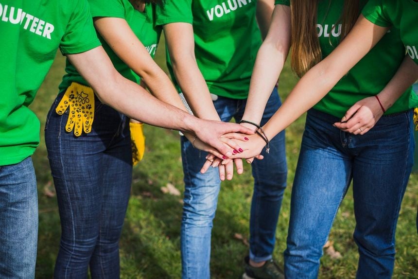 Equipe de volontaires rassemblés pour une activité liée à l'environnement