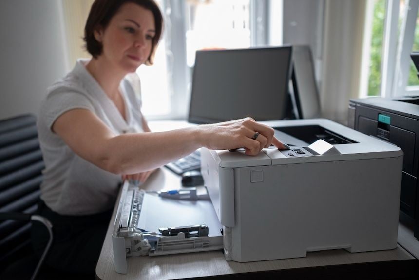 Femme utilisant une imprimante