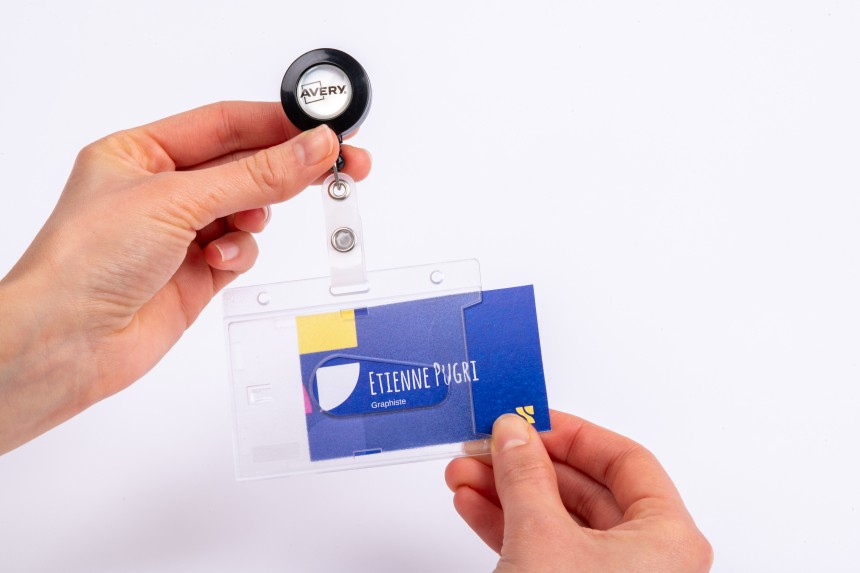 Insertion d'un badge dans un porte-badge avec enrouleur