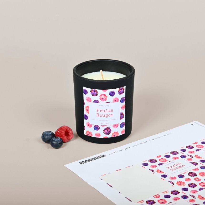 design de bougies de printemps avec le parfum fruits rouges