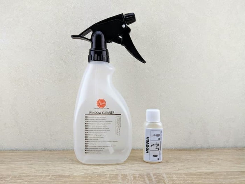 produits ménagers avec étiquettes autocollantes