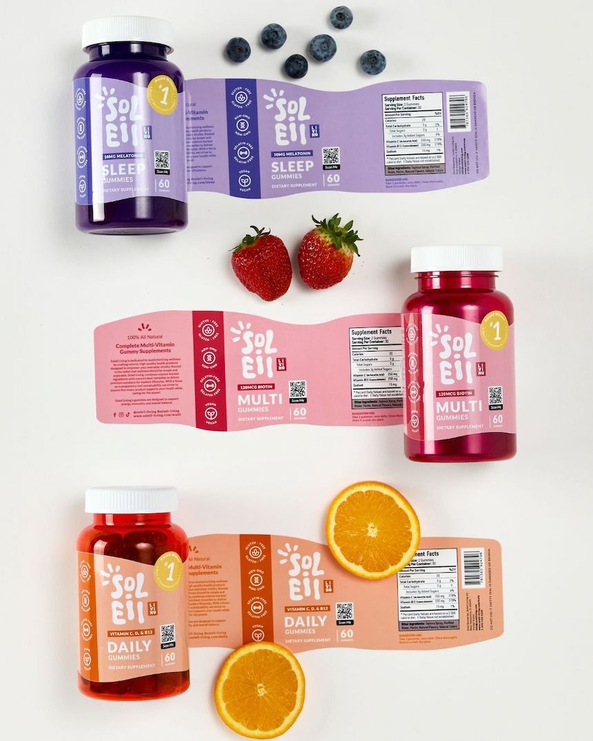 Etiquettes bouteilles avec des designs colorés