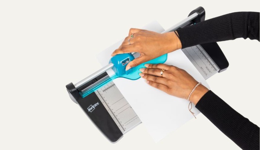 Découpe avec le massicot créatif Avery