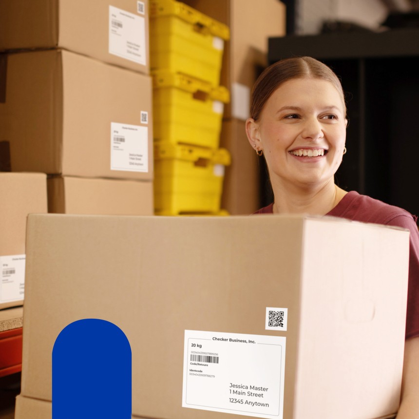 Femme portant un carton dans un entrepot