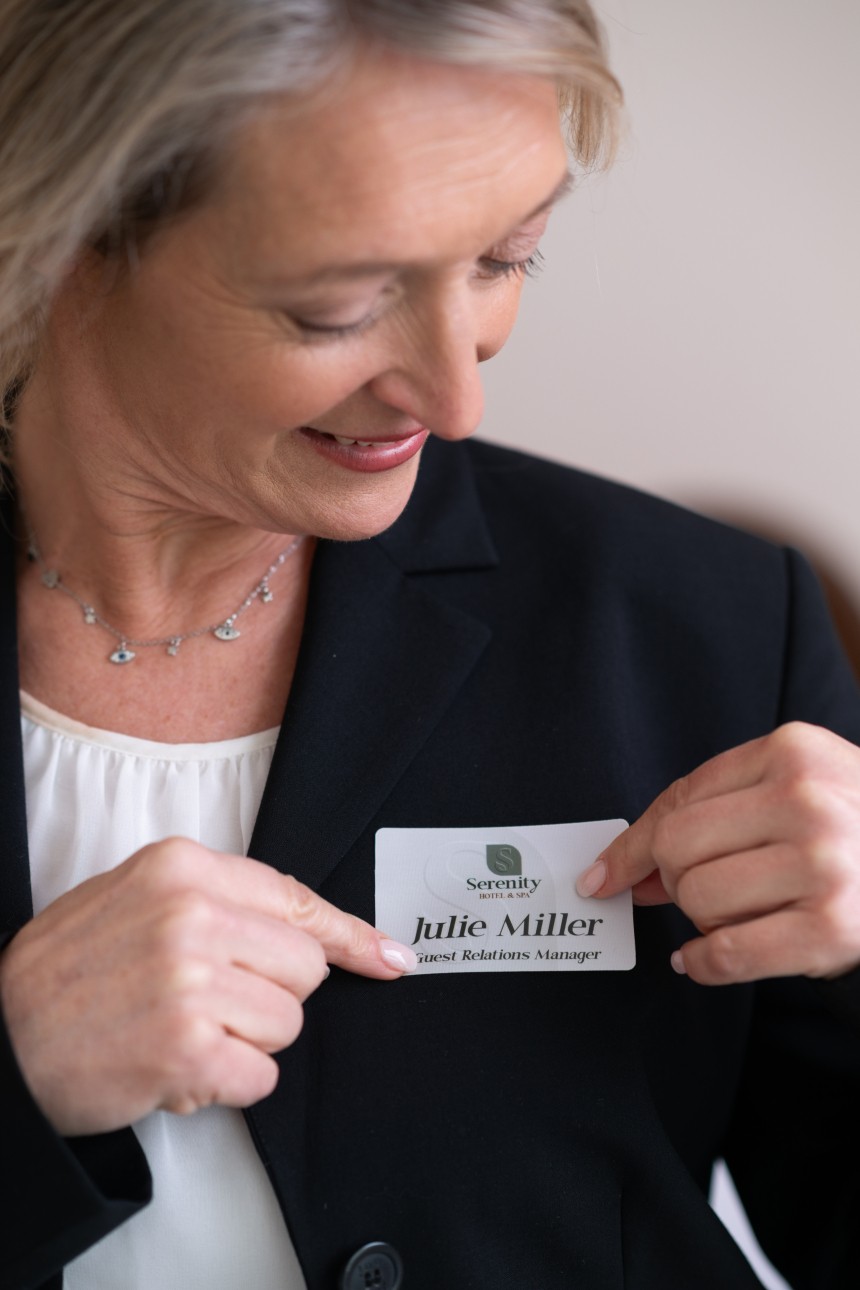 Une réceptionniste pour un badge autocollant avec son nom