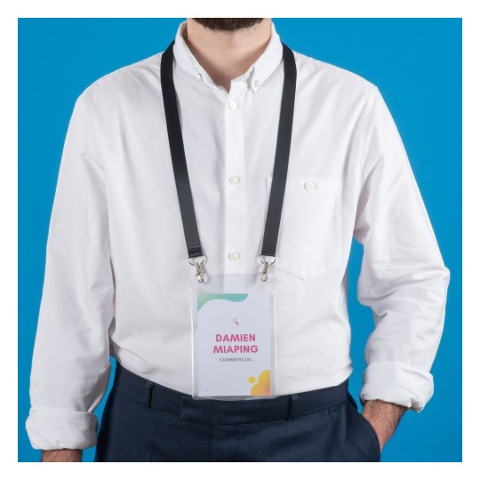 L'image montre une personne portant une chemise blanche avec un badge autour du cou. Le badge inclut le nom 'Damien Miaping' et le titre 'Commercial'. Le fond est bleu.