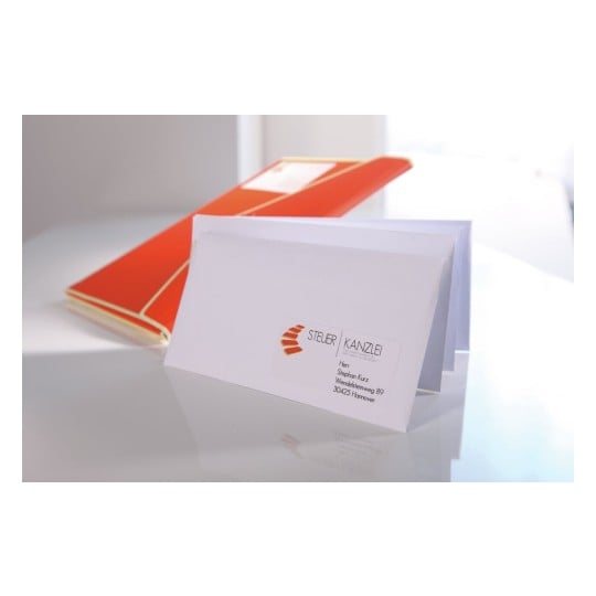 Cette image montre une lettre blanche avec un logo et des détails d'adresse, positionnée devant un dossier rouge.