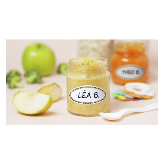 L'image montre un pot de purée étiqueté 'LÉA B.' avec une pomme verte et des brocolis en arrière-plan, ainsi qu'un autre pot d'orange étiqueté 'THÉO B.' sur une surface pastel.