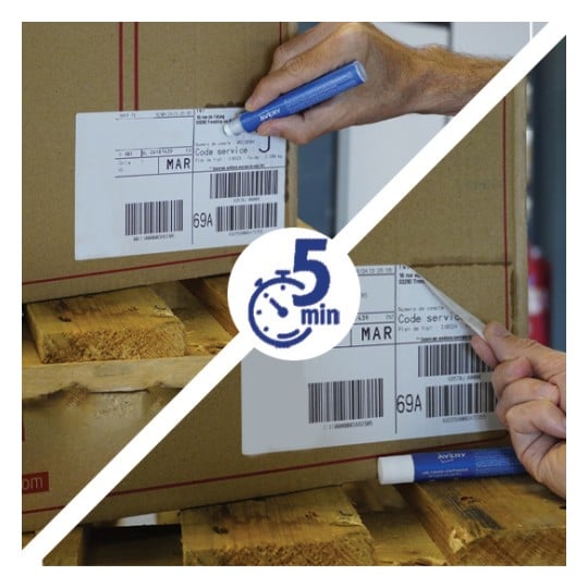 L'image montre deux cartons avec des étiquettes, un marqueur bleue à gauche et une main utilisant un outil à droite, avec un chronomètre indiquant 5 minutes au centre.