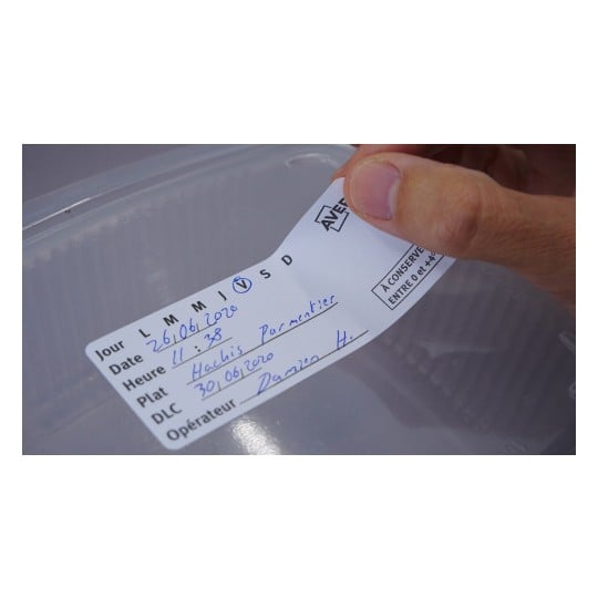 L'image montre une étiquette sur un récipient en plastique avec des informations telles que la date, l'heure, le plat (hachis parmentier) et la date limite de consommation.