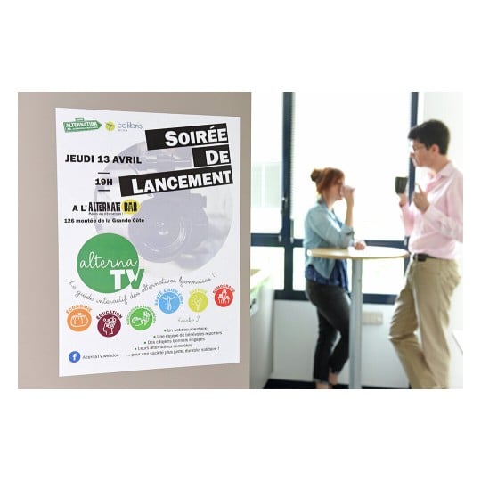 L'image montre une affiche pour une soirée de lancement d'alternaTV, un guide interactif sur les alternatives lyonnaises, avec des détails de l'événement tels que la date, l'heure et le lieu. En arrière-plan, deux personnes conversent près d'une table.