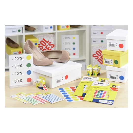 L'image montre des chaussures beiges, des boîtes de rangement, et des étiquettes de couleurs avec des pourcentages de réduction affichés sur un panneau.
